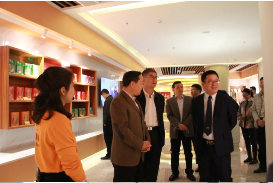 全國政協(xié)委員、南方國際友好聯(lián)絡(luò)會會長黃先耀一行蒞臨衍生健康醫(yī)藥產(chǎn)業(yè)園參