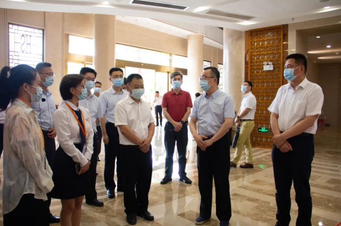 衍生動(dòng)態(tài)丨廣東省人社廳黨組書記、廳長(zhǎng)陳敏一行蒞臨衍生健康醫(yī)藥產(chǎn)業(yè)園參觀