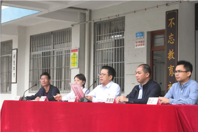 情系師生健康，愛心守護(hù)未來丨衍生健康醫(yī)藥向高村中學(xué)捐贈價值28萬元的“元旦禮品”