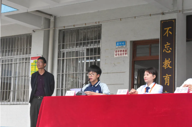 情系師生健康，愛心守護(hù)未來丨衍生健康醫(yī)藥向高村中學(xué)捐贈價值28萬元的“元旦禮品”