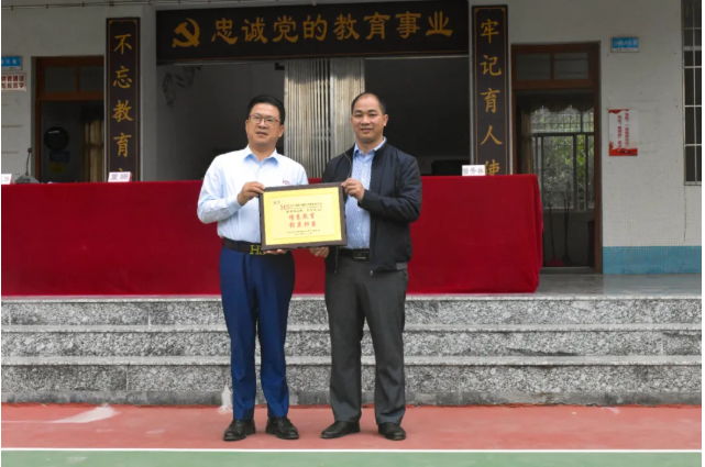 情系師生健康，愛心守護(hù)未來丨衍生健康醫(yī)藥向高村中學(xué)捐贈價值28萬元的“元旦禮品”
